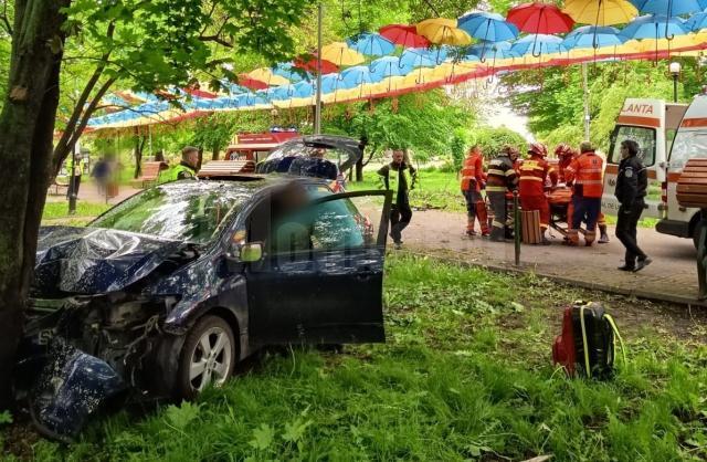 O maşină scăpată de sub control s-a oprit într-un copac din Parcul Central Rădăuţi