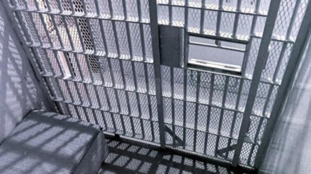 Doi indivizi, arestați după ce au sechestrat și violat o tânără de 20 de ani