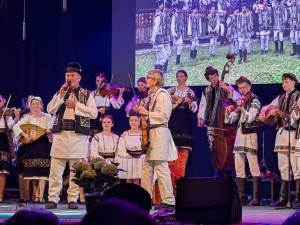 Cele mai frumoase elemente ale muzicii şi jocului din vatra satului bucovinean, prezentate la Suceava de Grupul Tradițional Dor, în fața a sute de spectatori