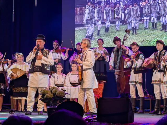 Cele mai frumoase elemente ale muzicii şi jocului din vatra satului bucovinean, prezentate la Suceava de Grupul Tradițional Dor, în fața a sute de spectatori