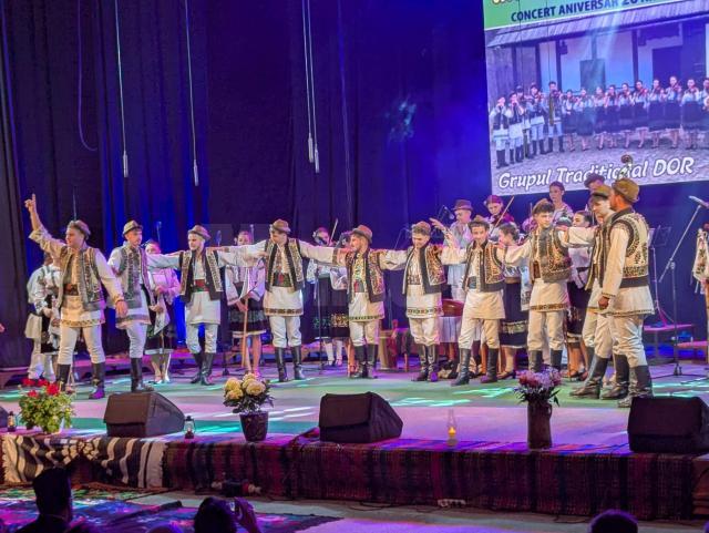 Cele mai frumoase elemente ale muzicii şi jocului din vatra satului bucovinean, prezentate la Suceava de Grupul Tradițional Dor, în fața a sute de spectatori
