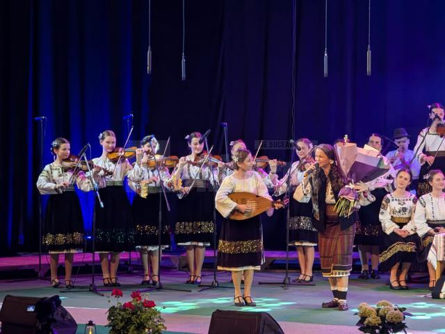 Cele mai frumoase elemente ale muzicii şi jocului din vatra satului bucovinean, prezentate la Suceava de Grupul Tradițional Dor, în fața a sute de spectatori