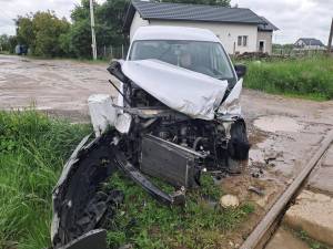Trenul săgeată Putna – Suceava, avariat după impactul cu o mașină