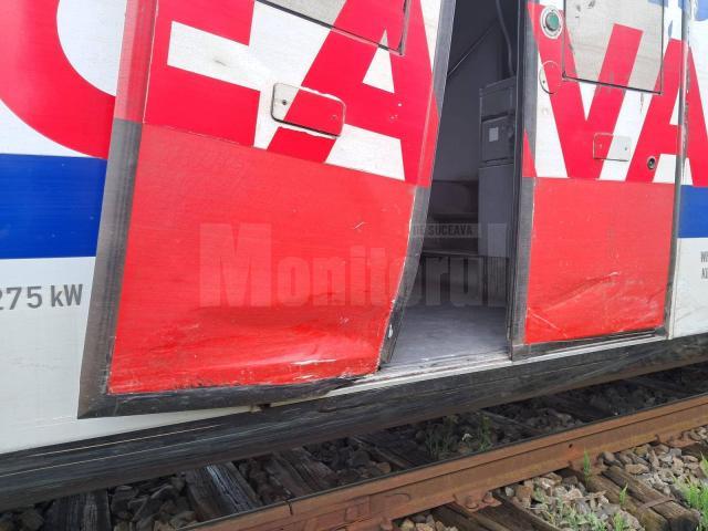 Trenul săgeată Putna – Suceava, avariat după impactul cu o mașină