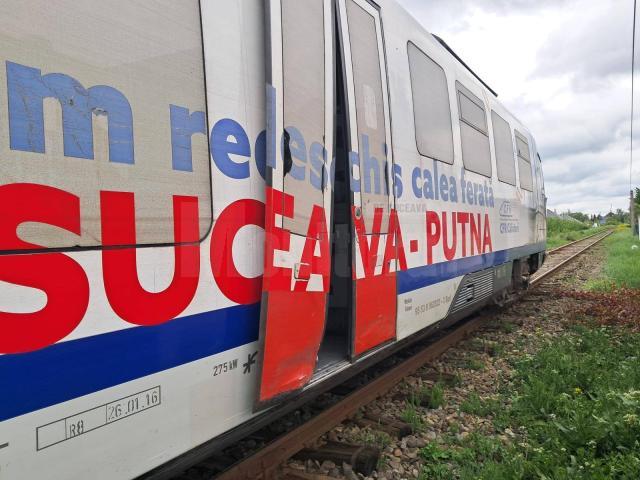 Trenul săgeată Putna – Suceava, avariat după impactul cu o mașină