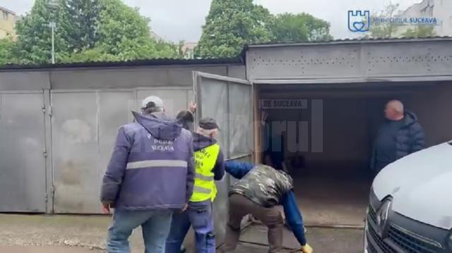 Primăria Suceava a început demolarea garajelor din cartierul Zamca