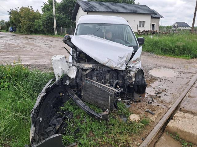 Trenul săgeată Putna – Suceava, avariat după impactul cu o mașină