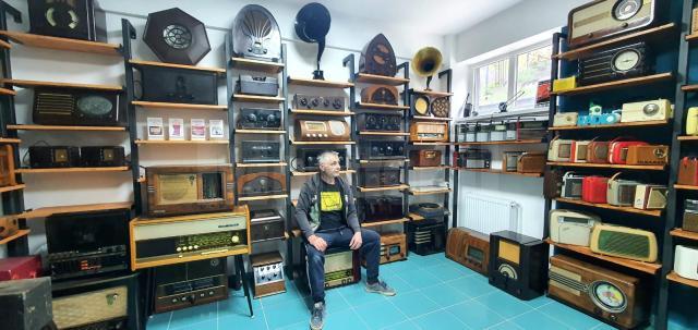 Un mare pasionat din Siret va deschide primul muzeu din România dedicat radioului