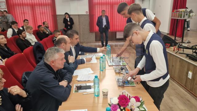 Elevi „meseriași” de la învățământul profesional au expus creații ingenioase din metal, la Dumbrăveni