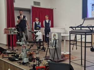 Elevi „meseriași” de la învățământul profesional au expus creații ingenioase din metal, la Dumbrăveni