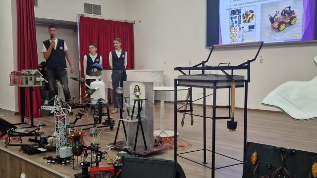 Elevi „meseriași” de la învățământul profesional au expus creații ingenioase din metal, la Dumbrăveni