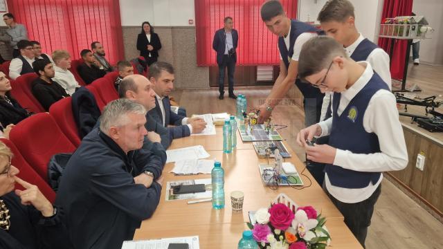 Elevi „meseriași” de la învățământul profesional au expus creații ingenioase din metal, la Dumbrăveni
