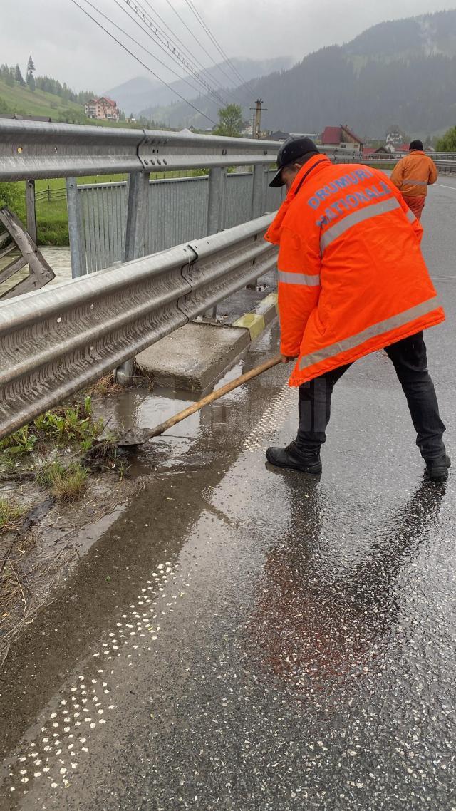 Actiuni de igienizare pe drumurile nationale și în zona podurilor pentru a preveni inundațiile