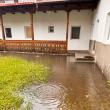 Curtea căminului de bărtrâni Sf. Ioan cel Nou din Suceava a fost inundată de ploi