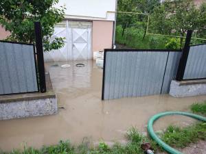 Pompierii au intervenit pentru evacuarea apei din curtea unei case din Bosanci