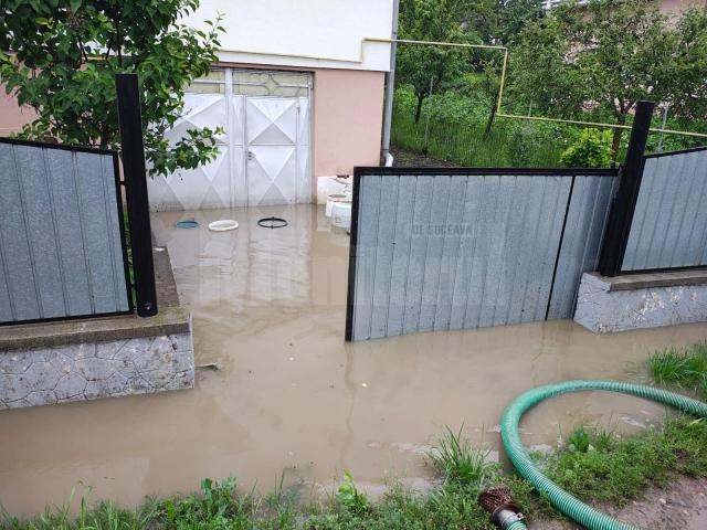 Pompierii au intervenit pentru evacuarea apei din curtea unei case din Bosanci
