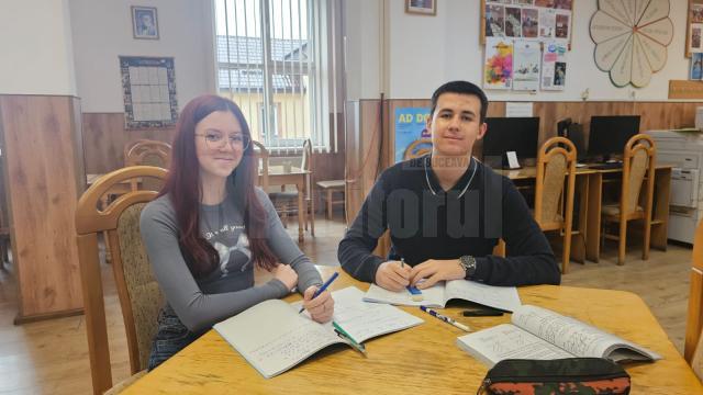 Tofan Andrei, de la clasa a X-a B, și Damian Iustina-Anastasia, de la clasa a XI-a B