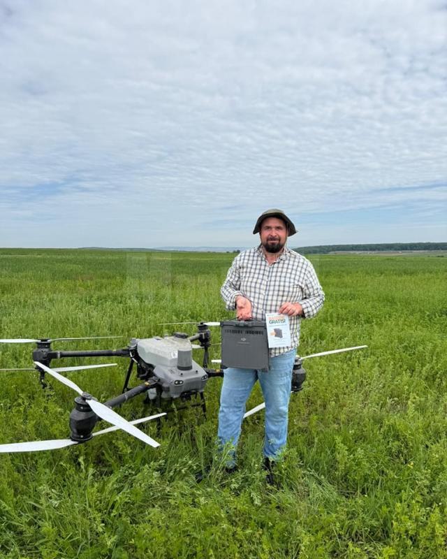 Marius Sîrbu si una din dronele pe care le pilotează