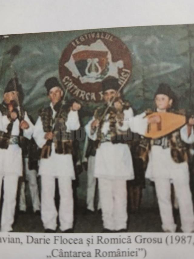 În copilărie, cu bunicul și unchiul, pe scenă la Cântarea României