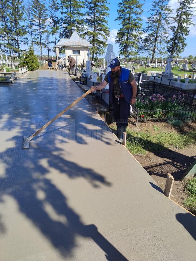 Betonarea aleilor în cimitirul din satul Bănești