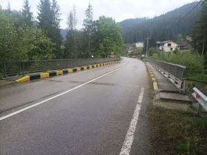 Acțiuni de igienizare pe drumurile naționale și în zona podurilor pentru a preveni inundațiile