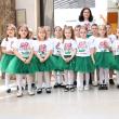 Grupul vocal „Floricele Vesele” și doamna Popa Elena, profesor învățământ preșcolar