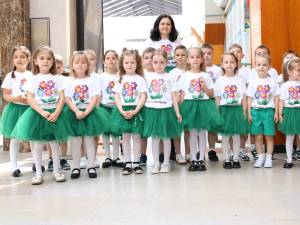 Grupul vocal „Floricele Vesele” și doamna Popa Elena, profesor învățământ preșcolar