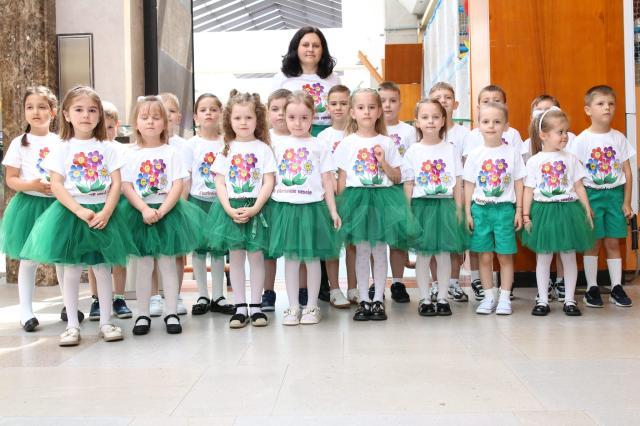 Grupul vocal „Floricele Vesele” și doamna Popa Elena, profesor învățământ preșcolar