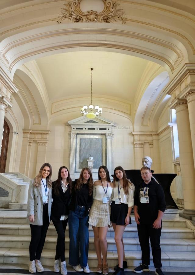 Studenţi participanţi la colocviul din București, cu propuneri de lucrări foarte apreciate de juriul competiției