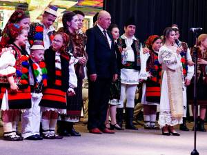Centrul Cultural „Sofia Vicoveanca” a găzduit ultimul spectacol aniversar al Caravanei „10 pentru folclor”