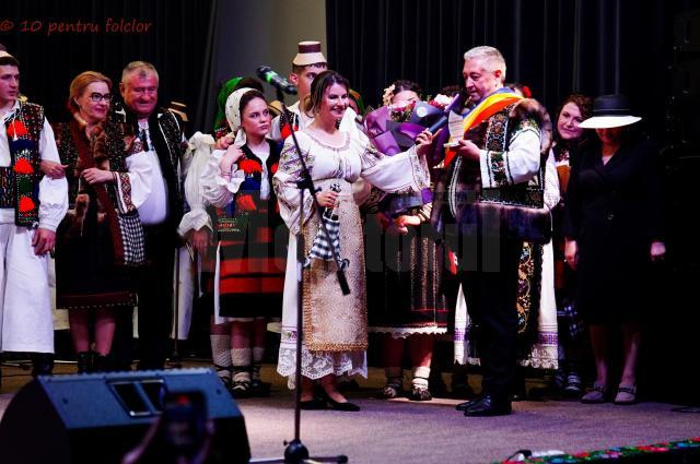 Mihaela Zâna Bârsan și Vasile Țugui, primarul comunei Vicovu de Jos