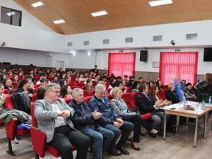 Elevii de la „Industrie textilă și pielărie” și-au prezentat creațiile vestimentare la Dumbrăveni