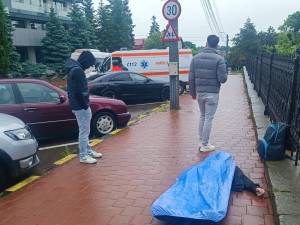 S-a înecat cu un strugure, a căzut pe stradă și a murit