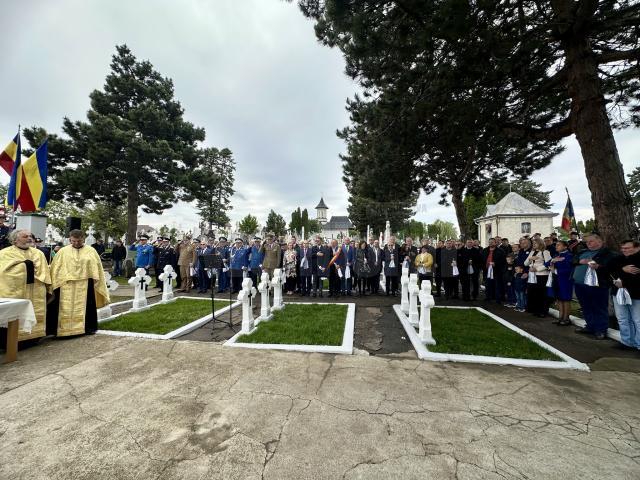 Autoritățile sucevene au depus coroane de flori la Mnumentul Eroilor din cimitirul Pacea din Suceava