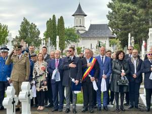 Autoritățile sucevene au depus coroane de flori la Mnumentul Eroilor din cimitirul Pacea din Suceava