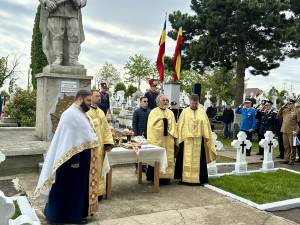 Autoritățile sucevene au depus coroane de flori la Mnumentul Eroilor din cimitirul Pacea din Suceava