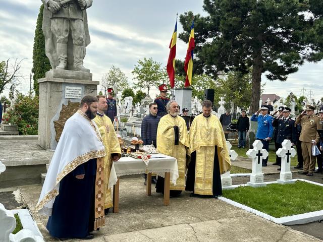 Autoritățile sucevene au depus coroane de flori la Mnumentul Eroilor din cimitirul Pacea din Suceava