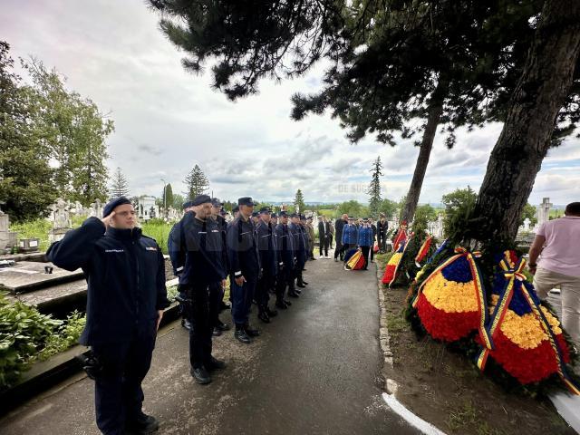 Autoritățile sucevene au depus coroane de flori la Mnumentul Eroilor din cimitirul Pacea din Suceava