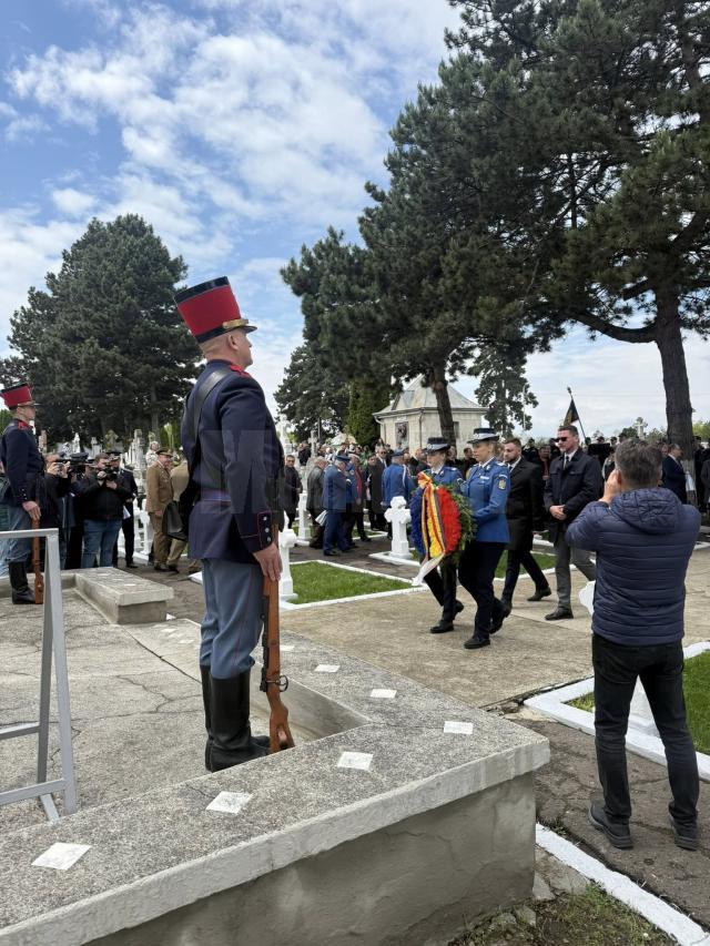 Autoritățile sucevene au depus coroane de flori la Mnumentul Eroilor din cimitirul Pacea din Suceava