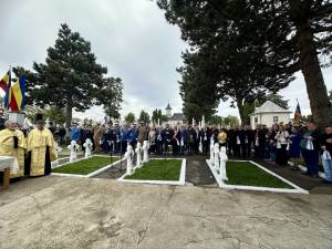 Autoritățile sucevene au depus coroane de flori la Monumentul Eroilor din Cimitirul Pacea din Suceava