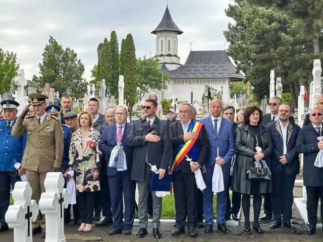 Autoritățile sucevene au depus coroane de flori la Monumentul Eroilor din Cimitirul Pacea din Suceava