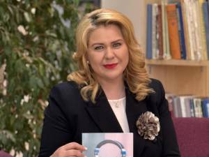 Asistent univ. Iulia Sîrghi Covalciuc și lucrarea sa „Discursul radiofonic între normă, imaginar și simbol”