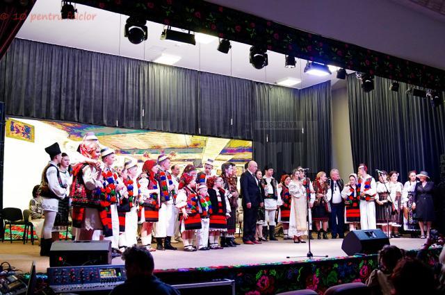 Centrul Cultural „Sofia Vicoveanca” a găzduit ultimul spectacol aniversar al Caravanei „10 pentru folclor”