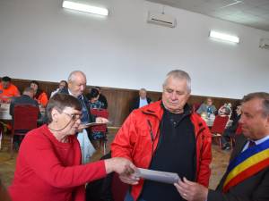 Primarul Tomiță Onisii a premiar 15 cupluri ”de aur” care au împlinit 50 de ani de căsătorie