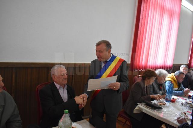 Primarul Tomiță Onisii a premiar 15 cupluri ”de aur” care au împlinit 50 de ani de căsătorie