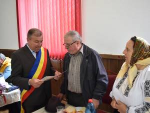Primarul Tomiță Onisii a premiar 15 cupluri ”de aur” care au împlinit 50 de ani de căsătorie