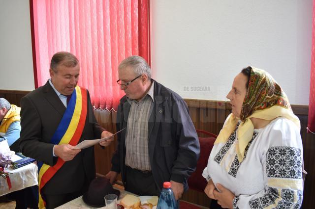 Primarul Tomiță Onisii a premiar 15 cupluri ”de aur” care au împlinit 50 de ani de căsătorie