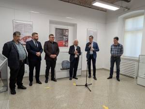 La Muzeul de Istorie Suceava s-a deschis vineri, 30 mai 2025, expoziția „Biblia în camee”, a artistului german Andreas Roth