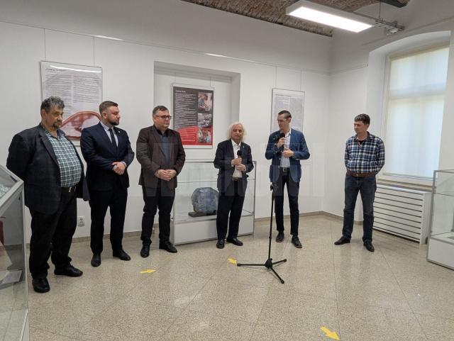 La Muzeul de Istorie Suceava s-a deschis vineri, 30 mai 2025, expoziția „Biblia în camee”, a artistului german Andreas Roth