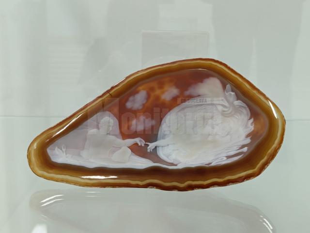 La Muzeul de Istorie Suceava s-a deschis vineri, 30 mai 2025, expoziția „Biblia în camee”, a artistului german Andreas Roth